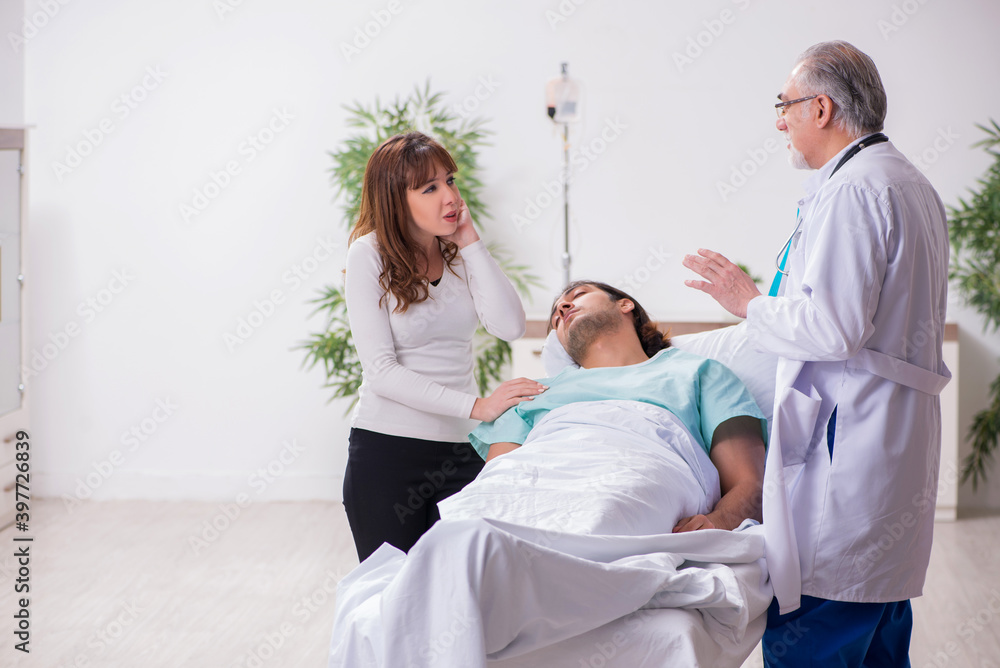 Obraz premium Young family at the hospital