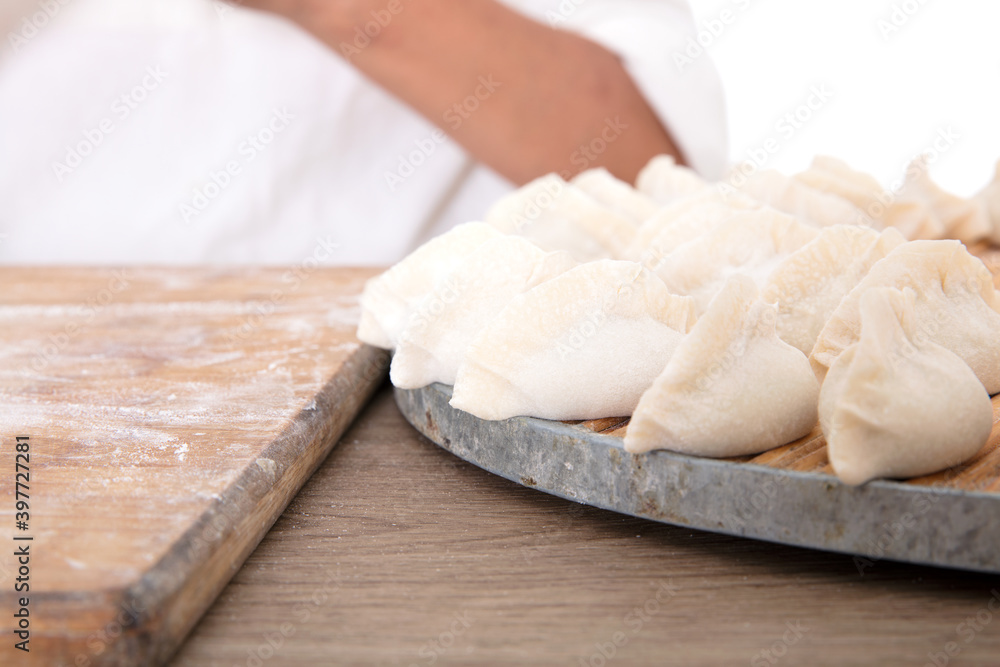 Φωτογραφία Chinese women are putting the wrapped dumplings on the round tray