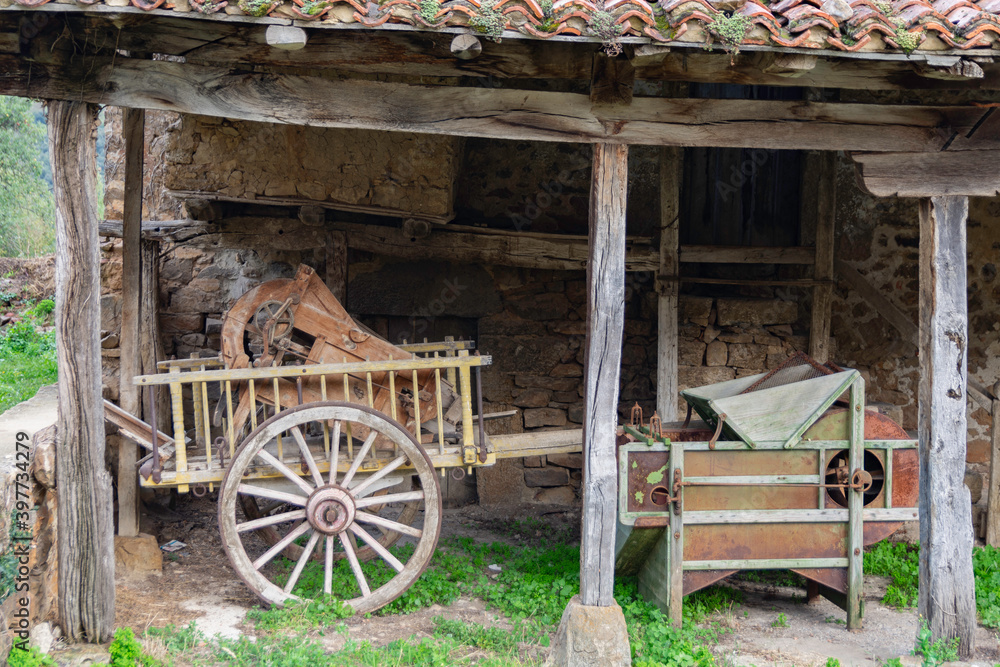 Obraz premium old town house with a wooden cart under the porch