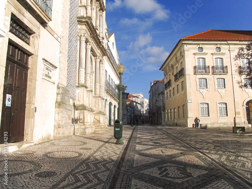 Imagen de la bella Rua de Coimbra en Aveiro (Portugal) en donde se encuentra la Igreja Da Misericórdia a la izquierda. Esta vía conduce al Canal Central de Aveiro. (ID: 397734293)