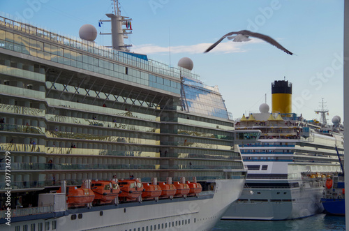 Riesiges Kreuzfahrtschiff Costa Favolosa im Hafen von Barcelona, Spanien - Modern cruiseship or cruise ship liner in port during Mediterranean cruising	 photo