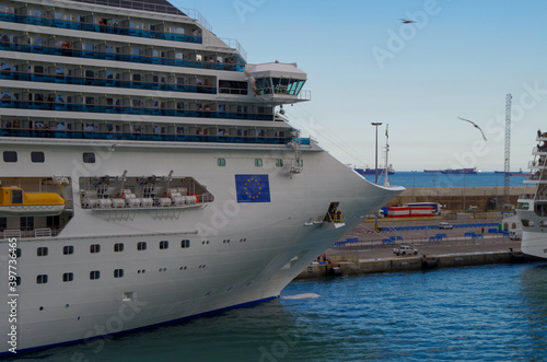 Riesiges Kreuzfahrtschiff Costa Favolosa im Hafen von Barcelona, Spanien - Modern cruiseship or cruise ship liner in port during Mediterranean cruising	 photo