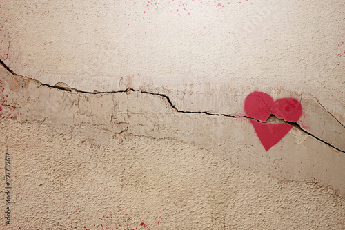Photos A heart painted on a cracked wall