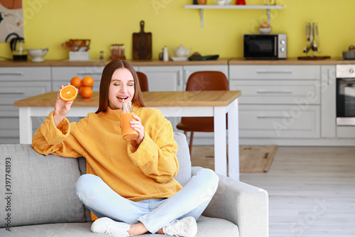 Beautiful young woman drink...