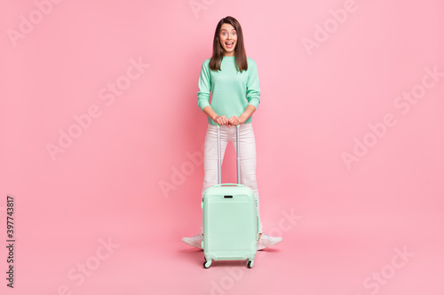 Tablou pe pânză Full length body size view of pretty cheerful girlish girl traveler having fun w