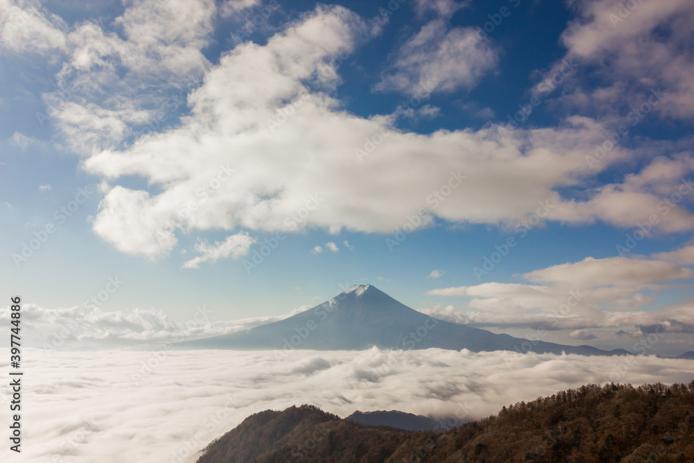 三ッ峠山から見る冠雪した富士山と雲海