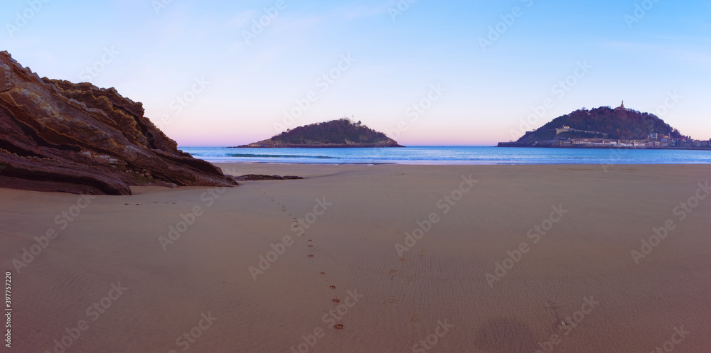 Obraz premium Bay and La Concha beach in the city of Donostia, Euskadi