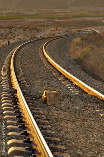 Tramo de ferrocarril con dos curvas contrapuestas. Línea férrea Chinchilla-Cartagena, a la altura de Cieza (Murcia).