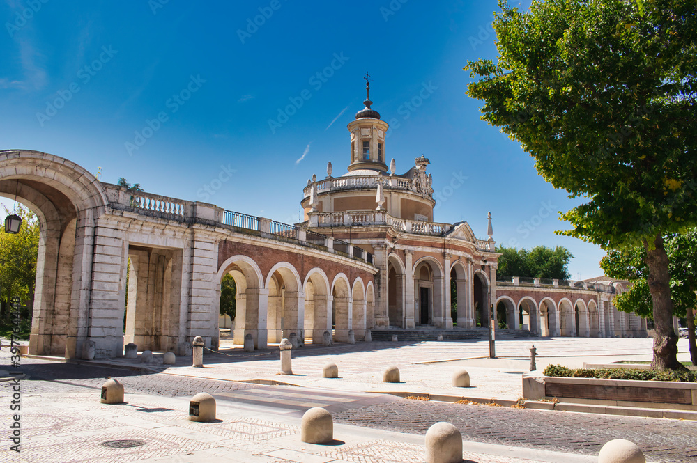 Perspectiva de la iglesia a san Antonio de Padua en Aranjuez, España. De estilo barroco y rococo con galeria porticada