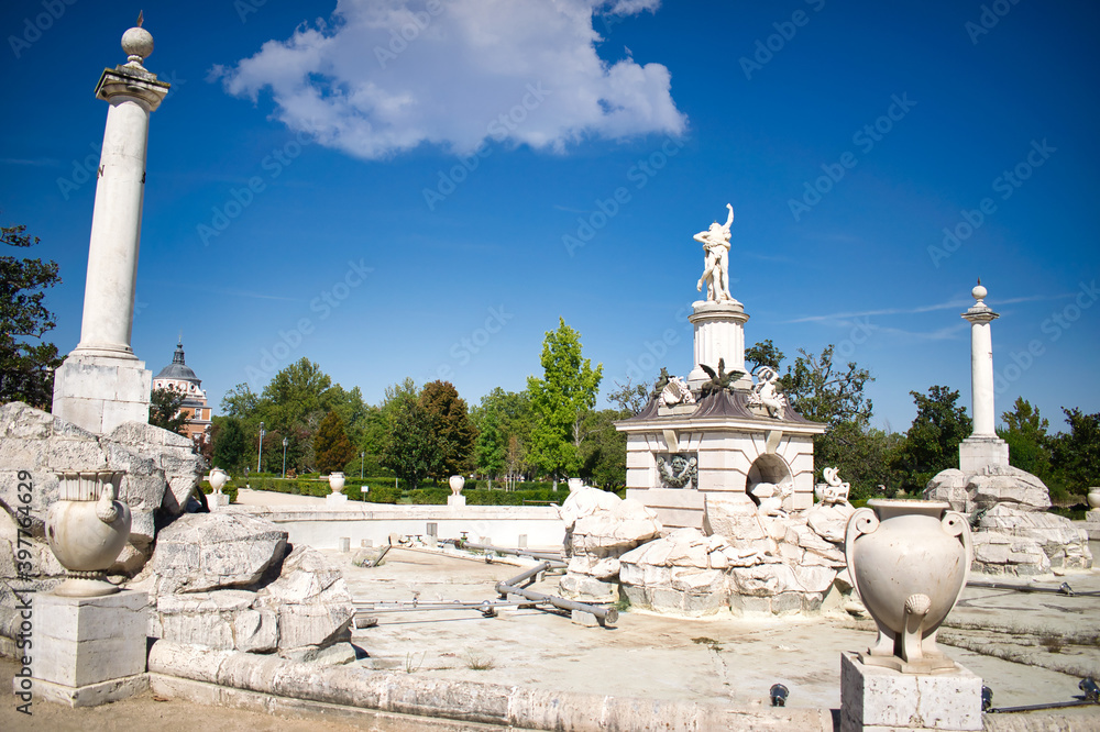 Fuente de Hercules y Anteo sin agua en los jardines del palacio real de Aranjuez, España