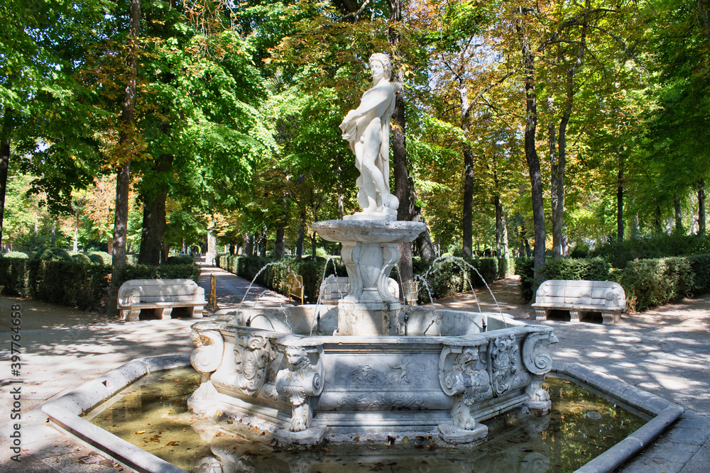 Fuente de Apolo en los jardines del palacio real de Aranjuez, España