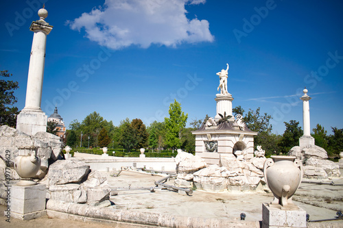 Fuente de Hercules y Anteo sin agua en los jardines del palacio real de Aranjuez, España