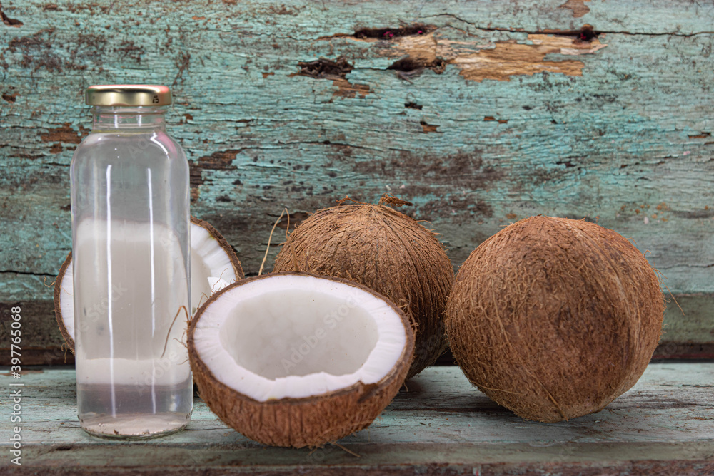 Bottle of coconut water and fresh fruits in natura. 100% natural fruit, without chemical preservatives. Fruit rich in nutrients that contribute a lot to our health and has only 40 calories per cup. Bottle of coconut water and fresh fruits in natura. 100% natural fruit, without chemical preservatives. Fruit rich in nutrients that contribute a lot to our health and has only 40 calories per cup.
