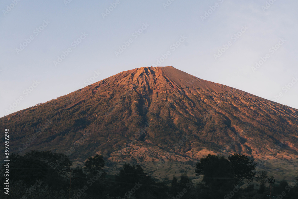 Naklejka premium Mount Rinjani exposed to the sunrise
