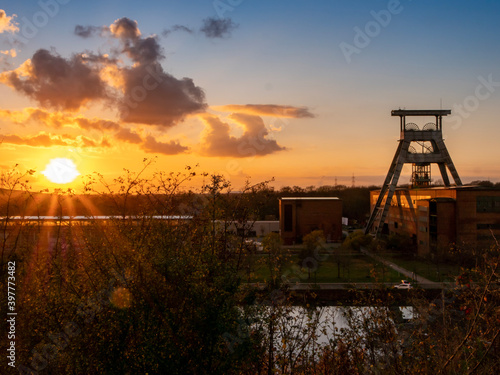 Sonnenuntergang im Ruhrgebiet mit Zeche Ewald