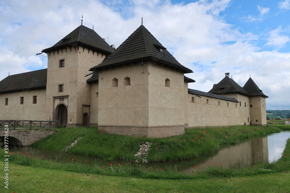 Vodný hrad Hronsek
