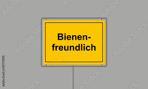 Gelbes Ortsschild mit dem Wort bienenfreundlich vor grauem Hintergrund