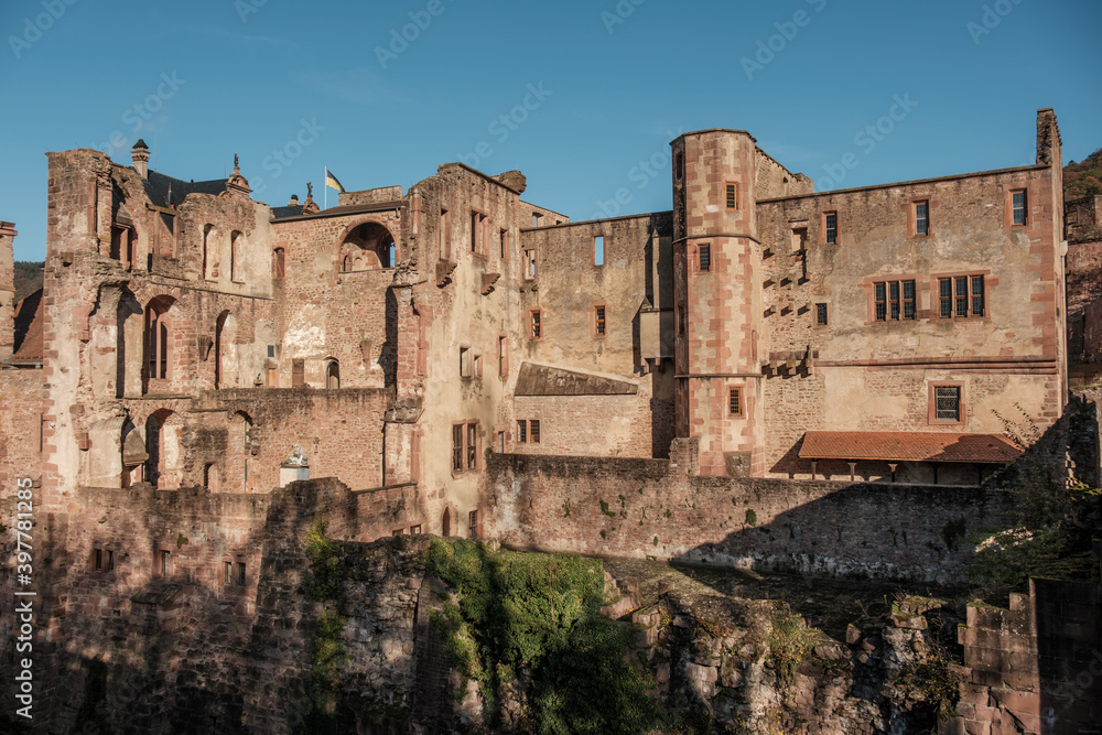 Mittelalterliche Mauern der Schloßruine in Heidelberg - dahinter blauer Himmel