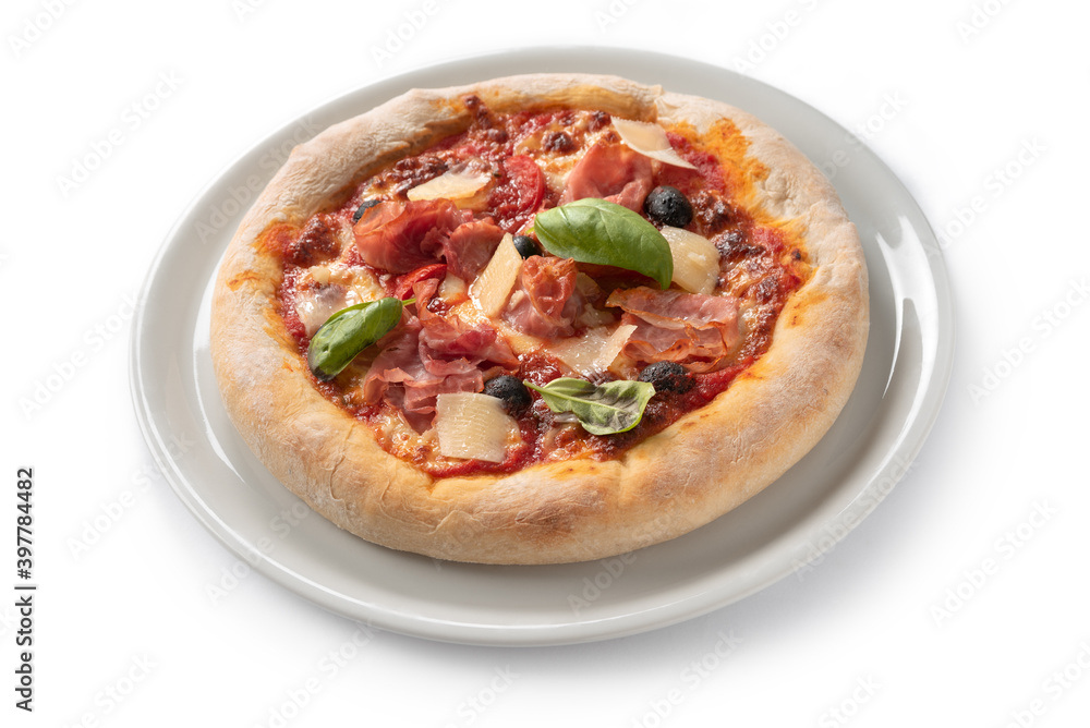 Pizza con prosciutto e grana isolata su fondo bianco 