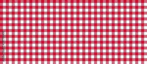 Tischdecke rot weiß mit kariertem Muster als Hintergrund