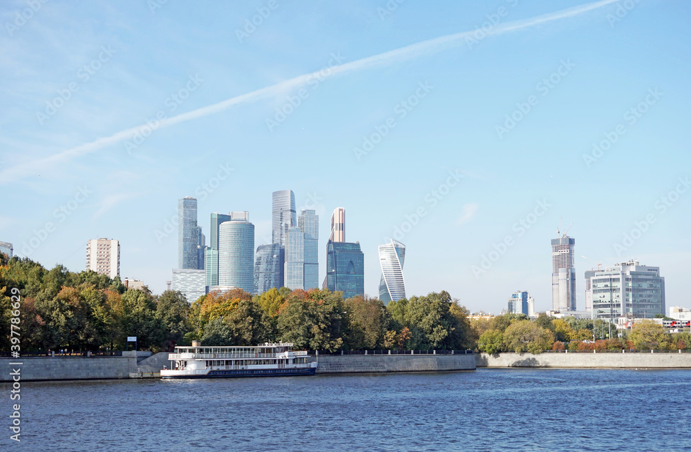 Obraz premium View of the Moscow River and the modern international business district Moscow-City