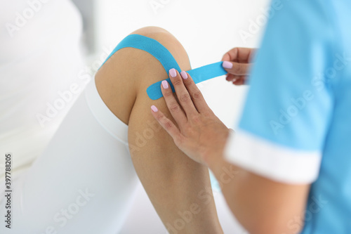 Εκτύπωση καμβά Kinesio taping of knee with blue elastic strips for trauma in clinic