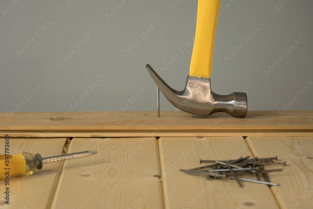 Zdjęcie Stock Pull out the nail with a claw hammer. The hammer is