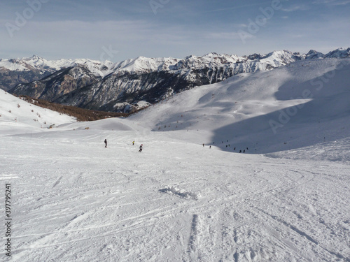 Ski dans le domaine de Vars-Risoul, vu depuis le haut des pistes.