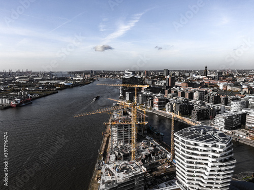 Hafencity Hamburg Elbphilharmonie Elbe bei Sonnenschein Baustelle Baukran