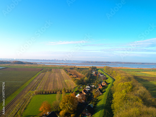 Hamburger Elbe nahe Hetlingen per Drohne Schilf Fluss und Felder