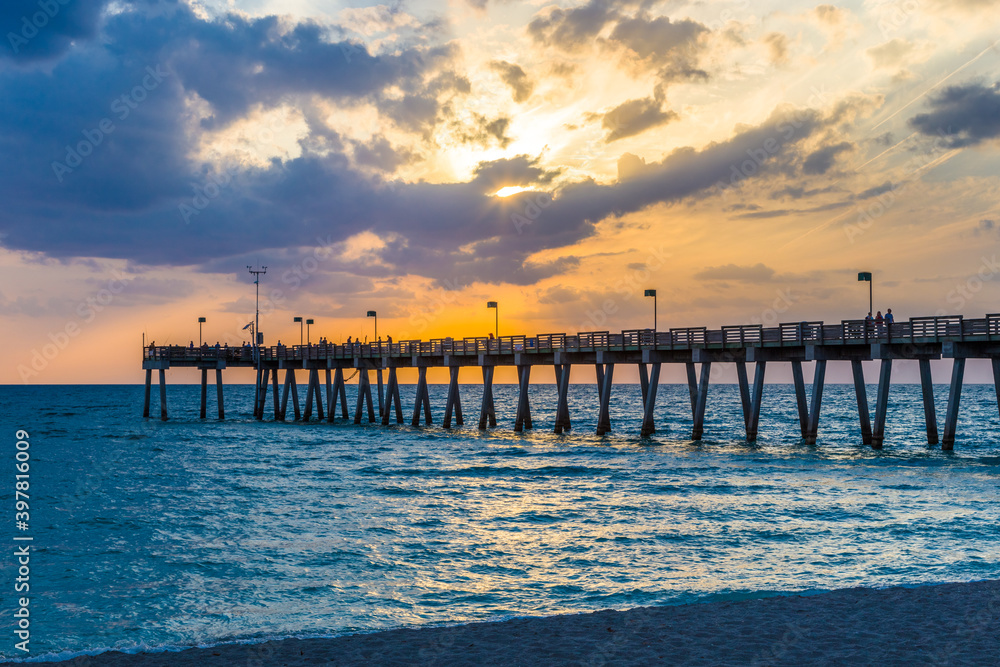 Fototapeta premium Sunset over Venice Pier on the Gulf of Mexico in Venice Florida