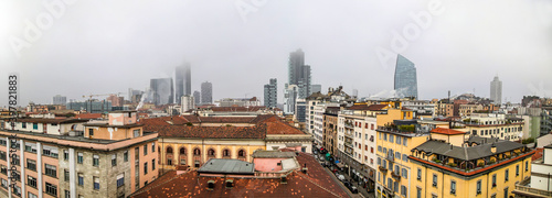Milano sky line con la nebbia