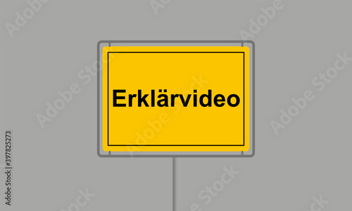 Gelbes Ortsschild mit dem Wort Erklärvideo vor grauem Hintergrund