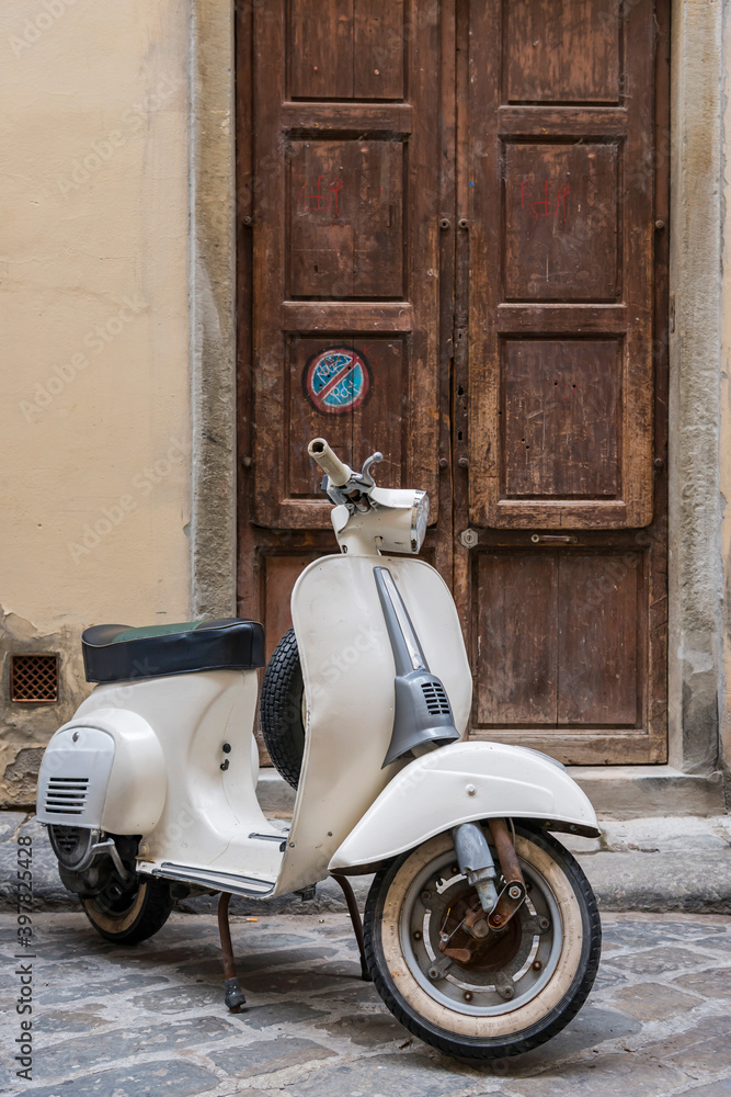Typischer alter Roller in Florenz, Italien