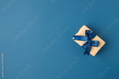 Canvas Print Paper craft gift box with stylish bow on blue background with copy space
