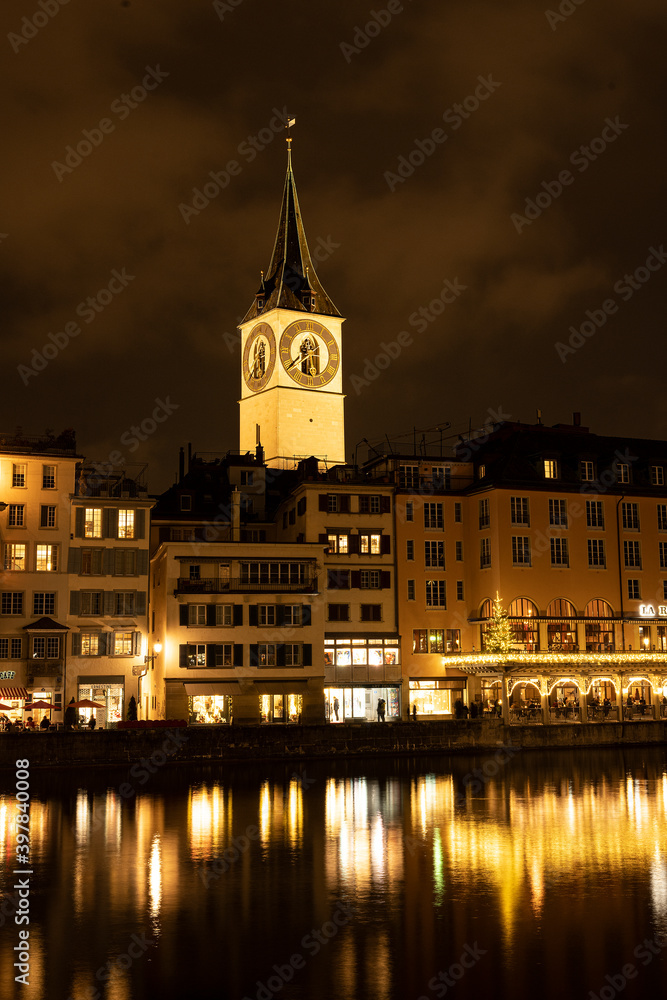 Kirche St. Peter mit Stadt in der Nacht, Zürich, Schweiz (Nachtaufnahme)