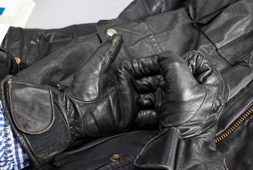 Chaqueta y guantes de motociclista. Prendas reforzadas para protección en caso de accidente