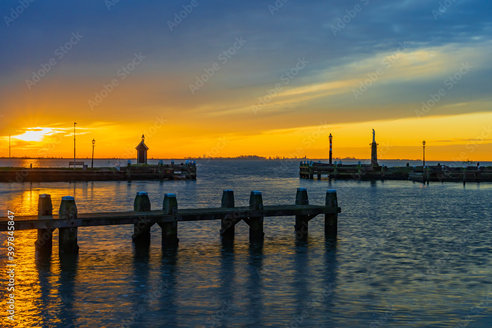 Fototapeta premium sunrise at the lake in Volendam.
