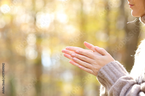 Принти на полотні Woman rubbing and heatting hands in a cold autumn