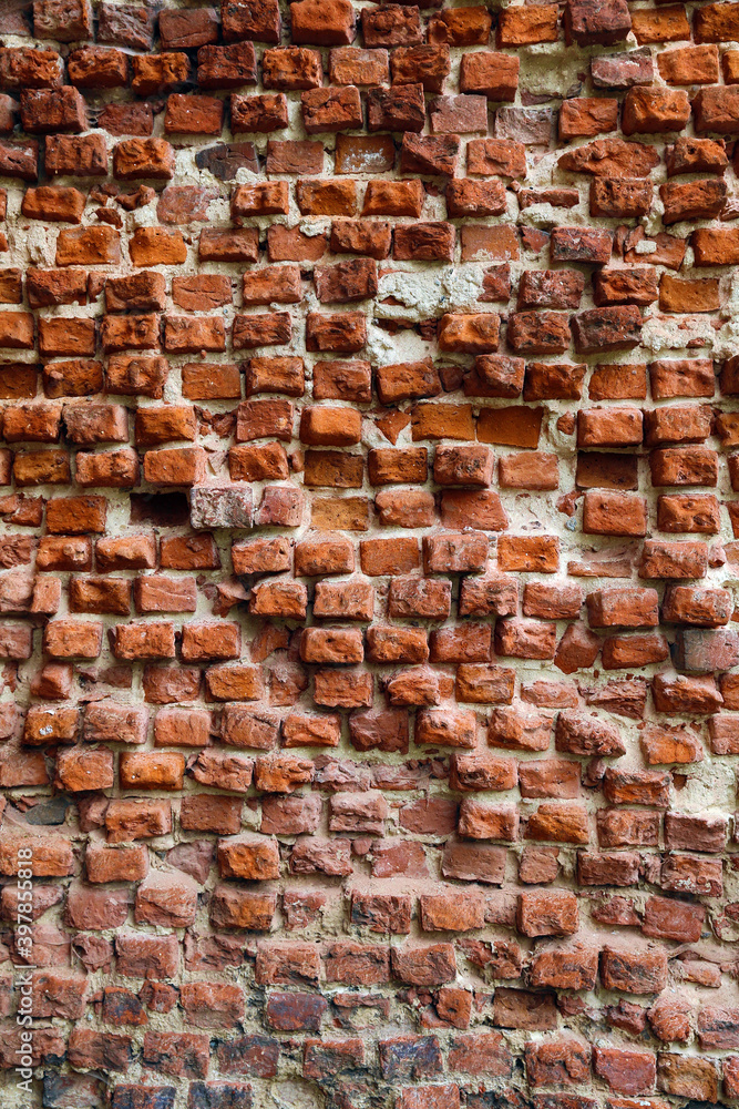 Obraz premium An old wall of red bricks from a residential building decommissioned.