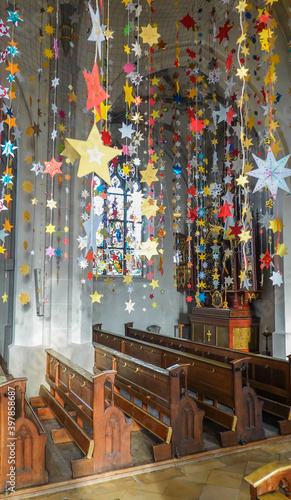 Weihnachtssterne in der Kirche in Velden