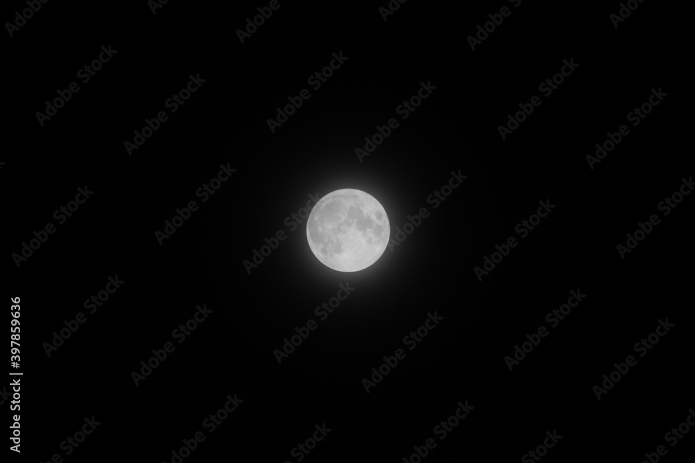 Acercamiento a la luna con detalles de cráteres Acercamiento a la luna con detalles de cráteres
