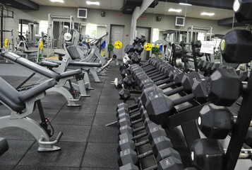 Fotobehang Fitness Trainingstoestellen in ruime sportschool  © Василь Федорів