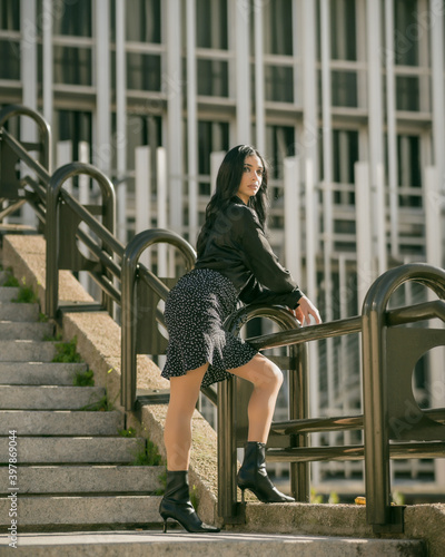 Mujer joven y moderna paseando por las calles de su ciudad, retratos de moda photo