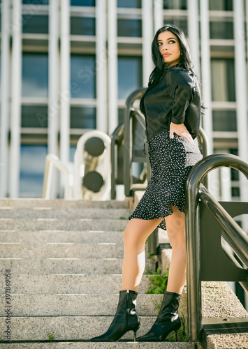 Mujer joven y moderna paseando por las calles de su ciudad, retratos de moda photo