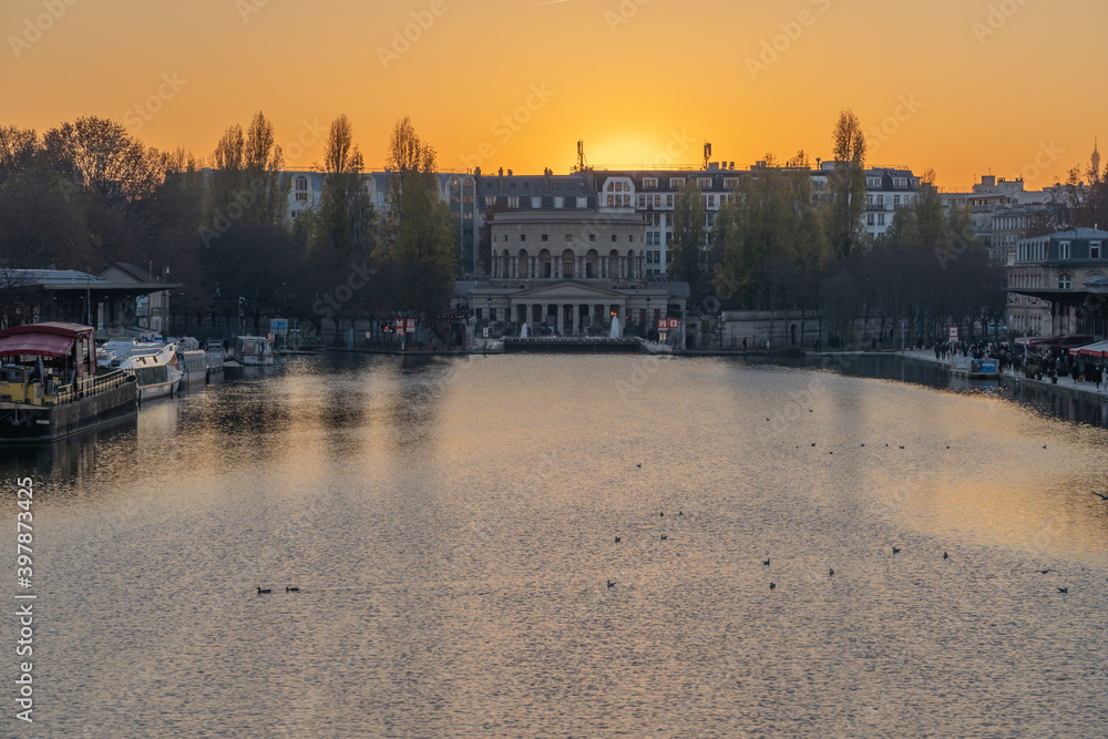 Obraz premium Paris, France - 12 28 2019: View of th Basin of the villette and the The Ledoux rotunda at sunset