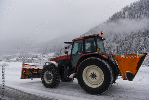 trattore fresa vomero spalare la neve spartineve trattore macchinario 