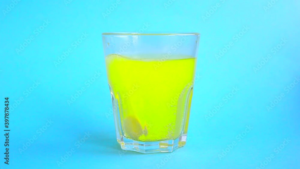 The effervescent tablet dissolves in water in a glass on a blue background. Vitamin c and zinc preparations for the treatment of coronavirus The effervescent tablet dissolves in water in a glass on a blue background. Vitamin c and zinc preparations for the treatment of coronavirus