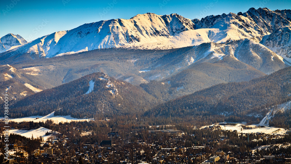 Zimowa panorama Zakopanego leżącego u podnóża najwyższych polskich gór, Tatry, Polska