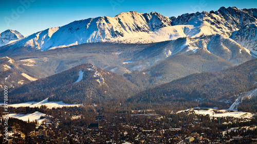 Zimowa panorama Zakopanego leżącego u podnóża najwyższych polskich gór, Tatry, Polska